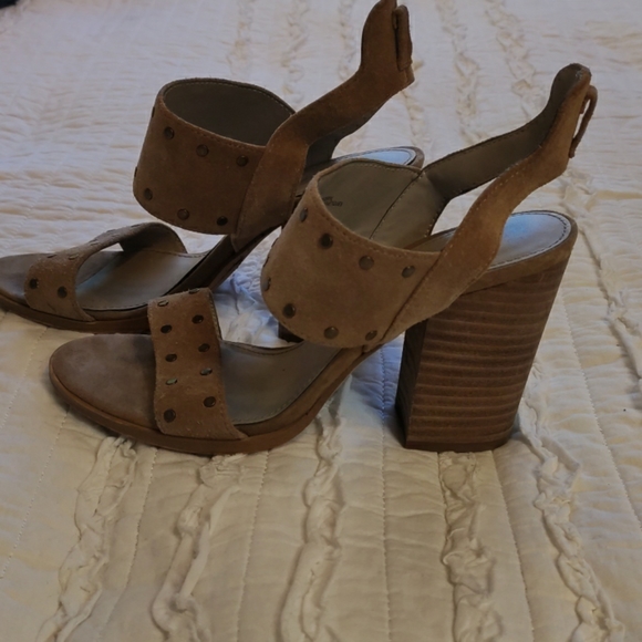 Women's leather sandal, chunky heel,  tan, sz: 7m. - Picture 4 of 6